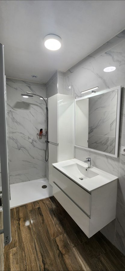 Rénovation de salle de bain moderne, carrelage effet marbre — Charlieu, proche Lyon