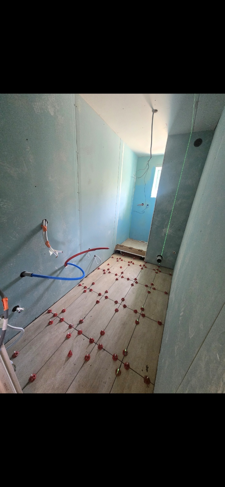 Pose de la natte d'étanchéité DITRA orange et préparation de la salle de bain